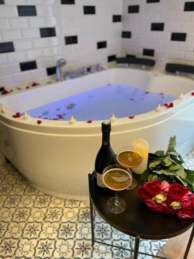 Venus Love Room Escapade Romantique Avec Jacuzzi Nantes Exterior photo