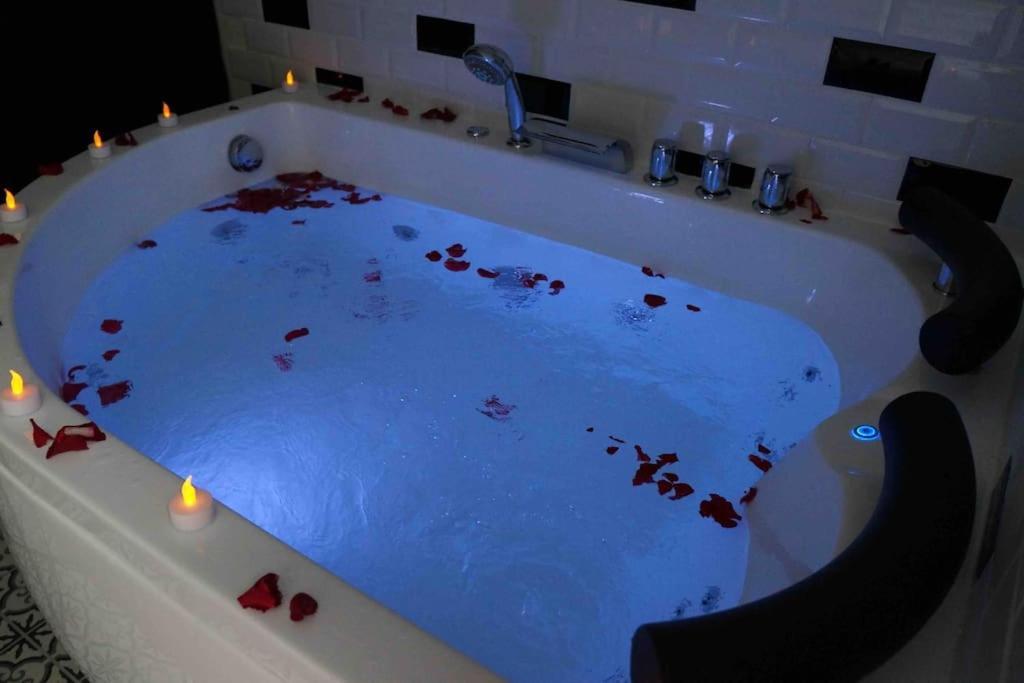 Venus Love Room Escapade Romantique Avec Jacuzzi Nantes Exterior photo