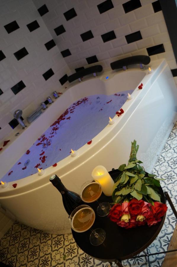 Venus Love Room Escapade Romantique Avec Jacuzzi Nantes Exterior photo