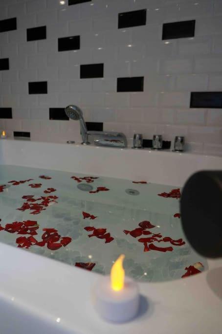 Venus Love Room Escapade Romantique Avec Jacuzzi Nantes Exterior photo